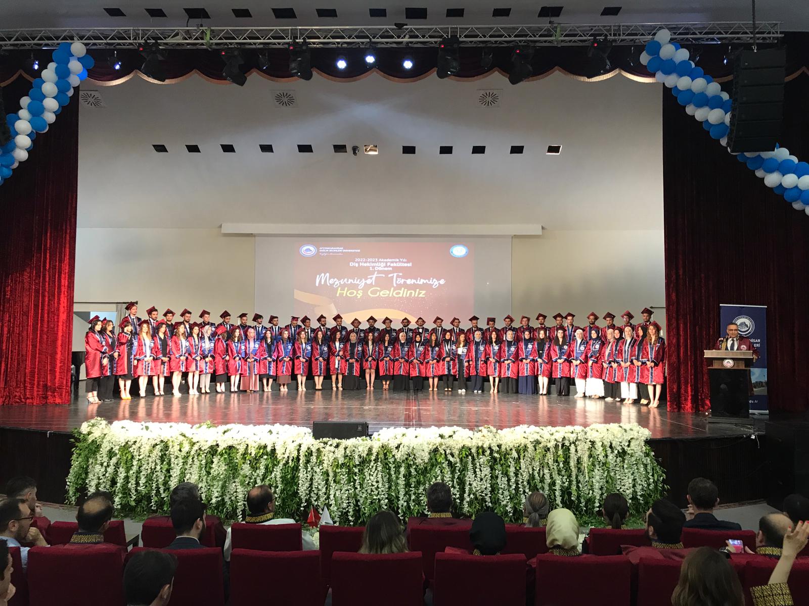 Diş Hekimliği İlk mezunlarını verdi! Afyonkarahisar Sağlık Bilimleri Üniversitesi Diş Hekimliği Fakültesi ilk mezunlarını verdi.