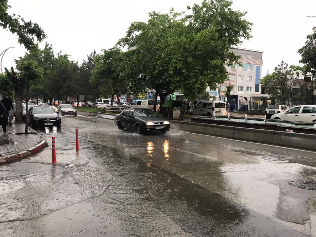 AFYON'DA SAĞNAK YAĞIŞ ETKİLİ OLDU