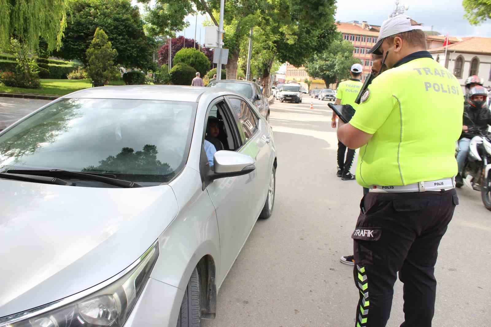 AFYONKARAHİSAR’DA POLİS TARAFINDAN ‘HUZUR-3’ UYGULAMASI ÇERÇEVESİNDE GERÇEKLEŞTİRİLEN ASAYİŞ VE TRAFİK