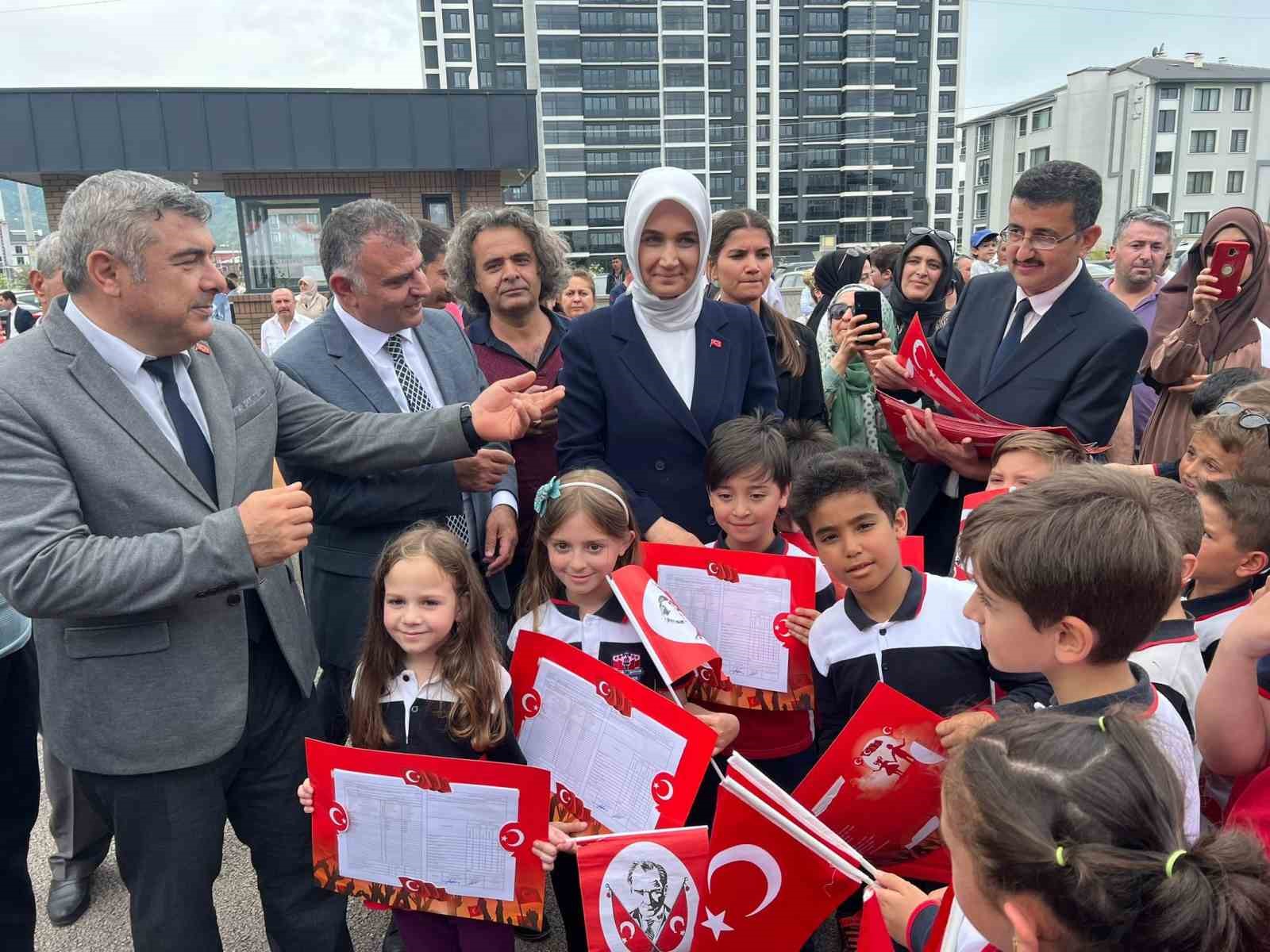 AFYONKARAHİSAR’DA 2022-2023 EĞİTİM ÖĞRETİM YILI KAPANIŞ TÖRENİ AHMET ÖMER KOCAŞABAN