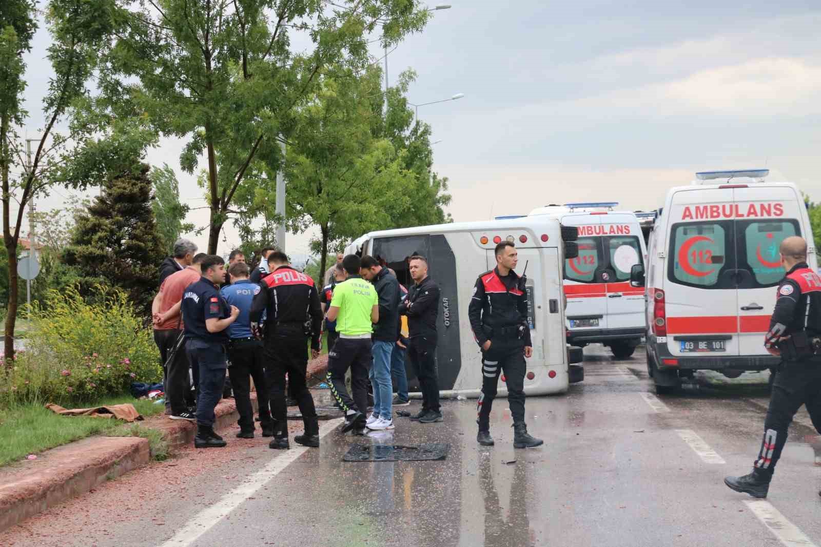 AFYONKARAHİSAR'DA JANDARMA PERSONELİNİ TAŞIYAN MİDİBÜSÜN DEVRİLDİĞİ KAZADA, 5 KİŞİ HAFİF