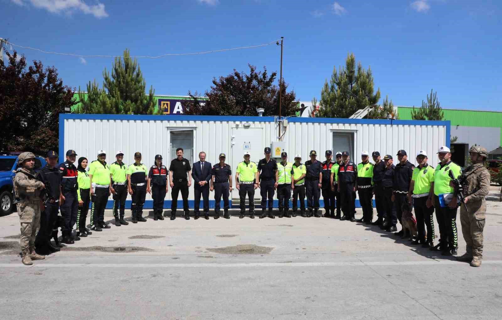 KURBAN BAYRAMI ÖNCESİ AFYONKARAHİSAR-ANAKARA KARAYOLU SUSUZ KAVŞAĞINDA POLİS VE JANDARMA