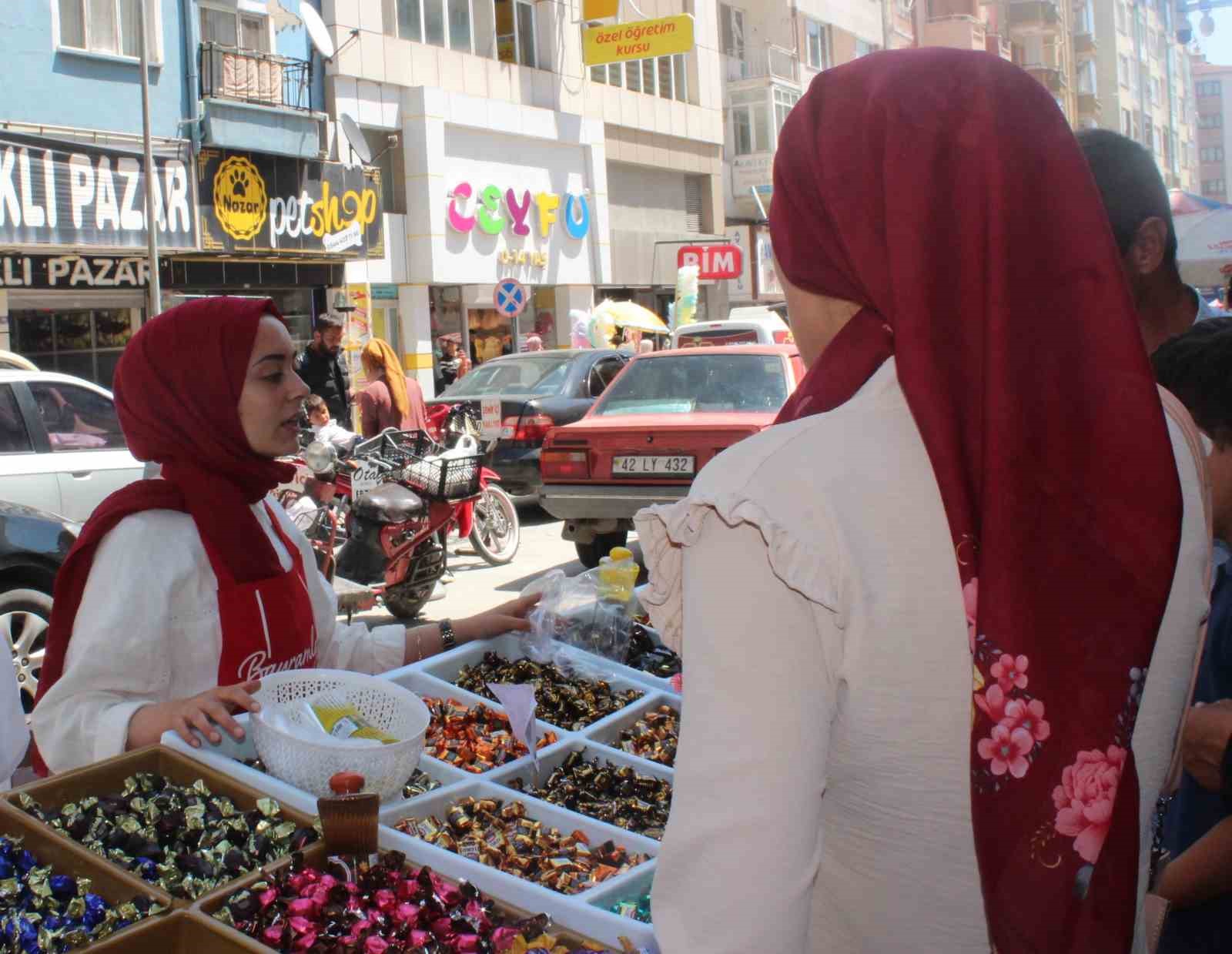 AFYONKARAHİSAR’DA VATANDAŞLAR BAYRAM ALIŞVERİŞLERİNİ SON GÜNE BIRAKINCA KENT MERKEZİNDE KURULAN