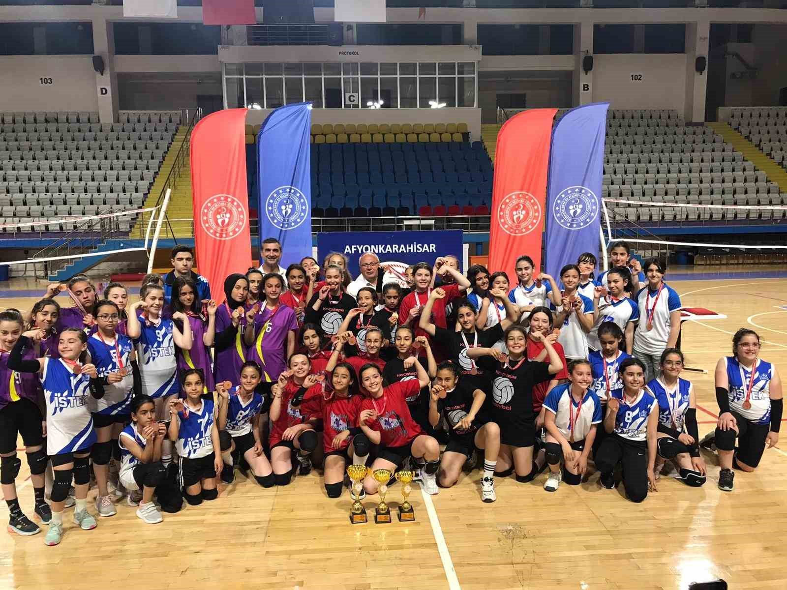 AFYONKARAHİSAR’DA GERÇEKLEŞTİRİLEN MİNİ KIZLAR VOLEYBOL SEZONU SONA ERERKEN AKAL (B)