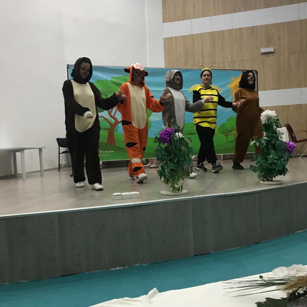 AFYONKARAHİSAR’DA ANAOKULU ÖĞRENCİLERİ “NEŞELİ ORMAN” ADLI TİYATRO GÖSTERİSİNİ İZLEDİ.