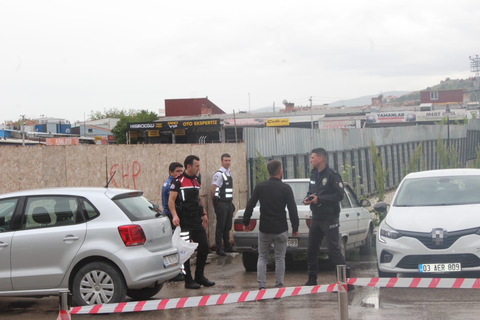 AFYONKARAHİSAR'DA KİRALADIKLARI OTOMOBİLDE  TARTIŞAN ARKADAŞLARIN TARTIŞMASI KANLI BİTTİ. POMPALI