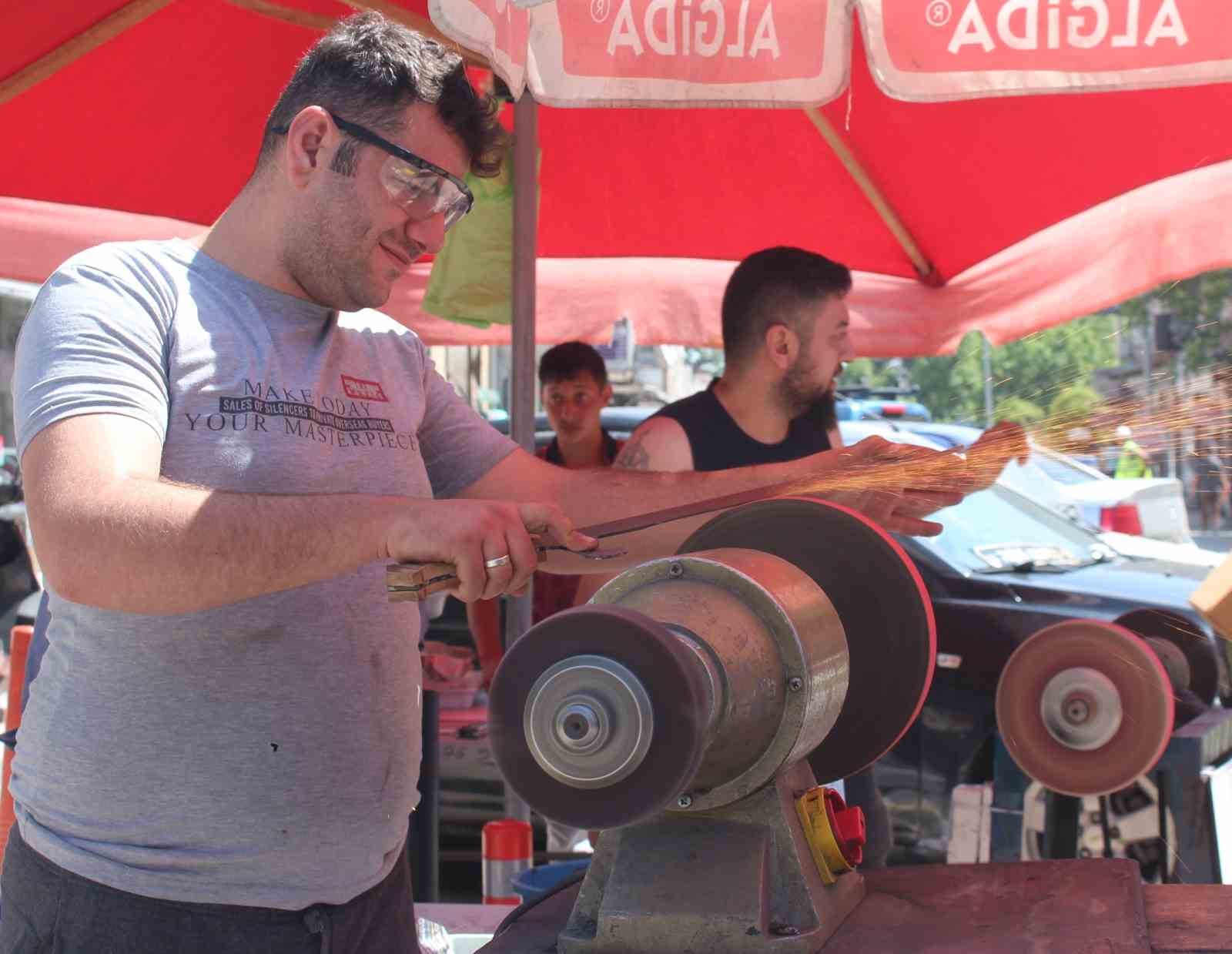 AFYONKARAHİSAR’DA YARIN BAŞLAYACAK BAYRAMI ÖNCESİ KURBAN KESECEK VATANDAŞLAR BIÇAKÇI ESNAFININ
