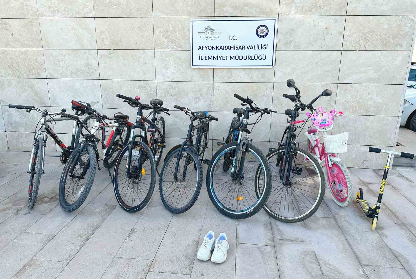 AFYONKARAHİSAR’DA BİSİKLET, SCOOTER VE AYAKKABI ÇALAN 2 ŞAHIS POLİS TARAFINDAN