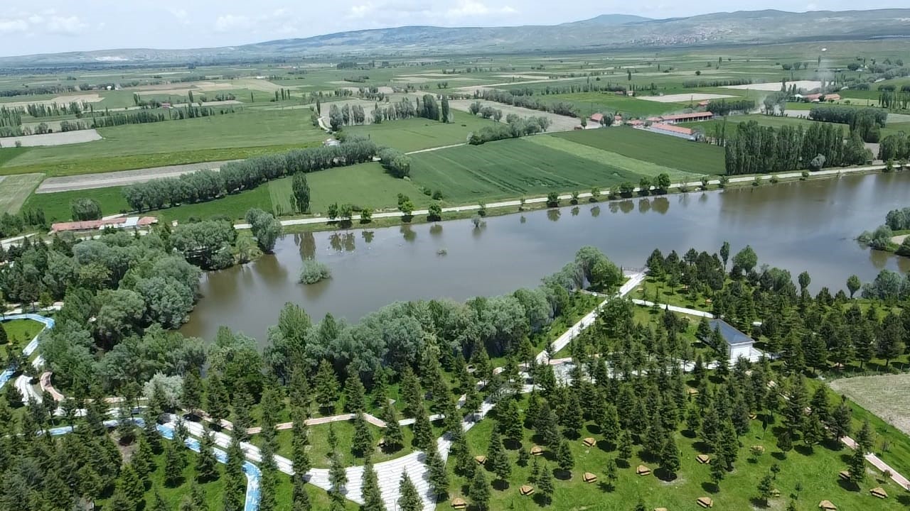AFYONKARAHİSAR’DA 140 METREKARE ALANA SAHİP MİLLET BAHÇESİ PROTOKOLÜN KATILDIĞI TÖRENLE