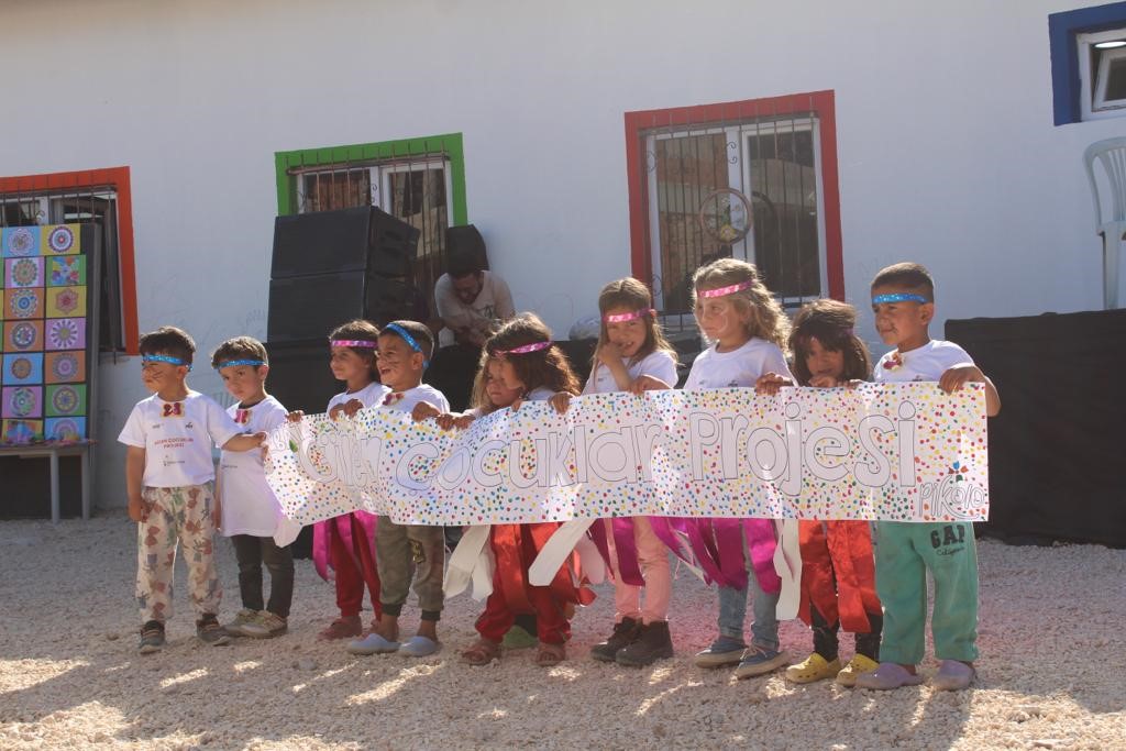 AFYONKARAHİSAR’IN DİNAR İLÇESİNDE MEVSİMLİK TARIM İŞÇİLERİNİN KONAKLADIĞI ÇADIRKENTTE ÇOCUK İŞÇİLİĞİNİN