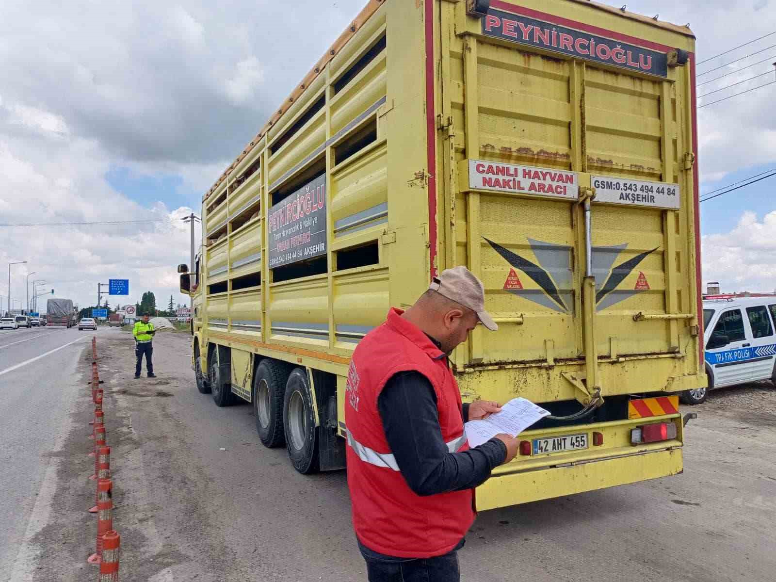AFYONKARAHİSAR’DA CANLI HAYVAN SEVKİYATININ HIZLANDIĞI BÖLGELERDE DENETİM YAPILDI.