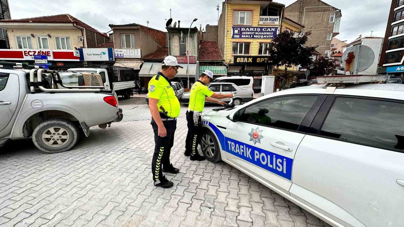 AFYONKARAHİSAR’IN EMİRDAĞ İLÇESİNDE POLİS TARAFINDA ARAÇ SÜRÜCÜLERİNE YÖNELİK DENETİM GERÇEKLEŞTİRİLDİ.