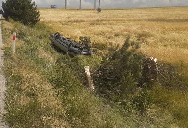 AFYONKARAHİSAR'DA KONTROLDEN ÇIKARAK TAKLA ATAN OTOMOBİLDE EVLİ ÇİFT ÖLÜMDEN DÖNDÜ.