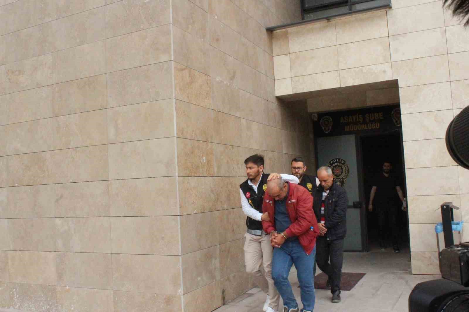 AFYONKARAHİSAR, İZMİR VE MANİSA'DA KENDİLERİNİ POLİS OLARAK TANITARAK DOLANDIRICILIK YAPAN