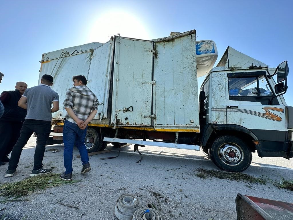 AFYONKARAHİSAR’DA KONTROLDEN ÇIKAN HELVA YÜKLÜ KAMYONET ŞARAMPOLE DEVRİLDİ. KAZADA ÖLEN