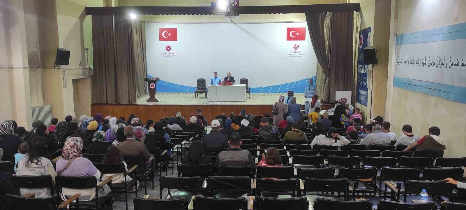 AFYONKARAHİSAR İL MÜFTÜLÜĞÜ, ÖĞRENİM GÖREN ÖĞRENCİLERE, BAYRAM HEDİYESİ OLARAK GİYİM