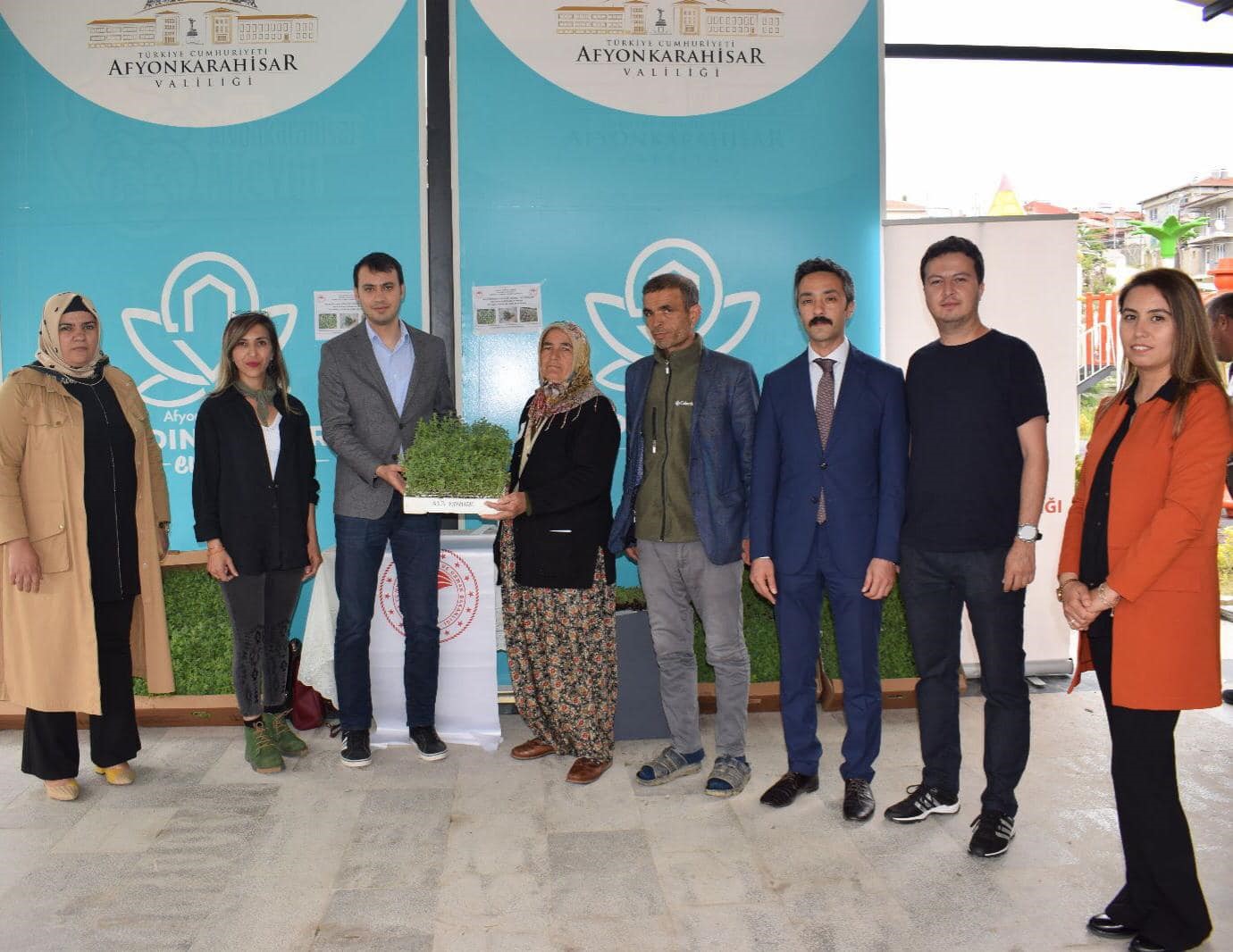 AFYONKARAHİSAR’IN İSCEHİSAR İLÇESİNDE KADINLARA ÜCRETSİZ KEKİK FİDESİ DAĞITILDI.