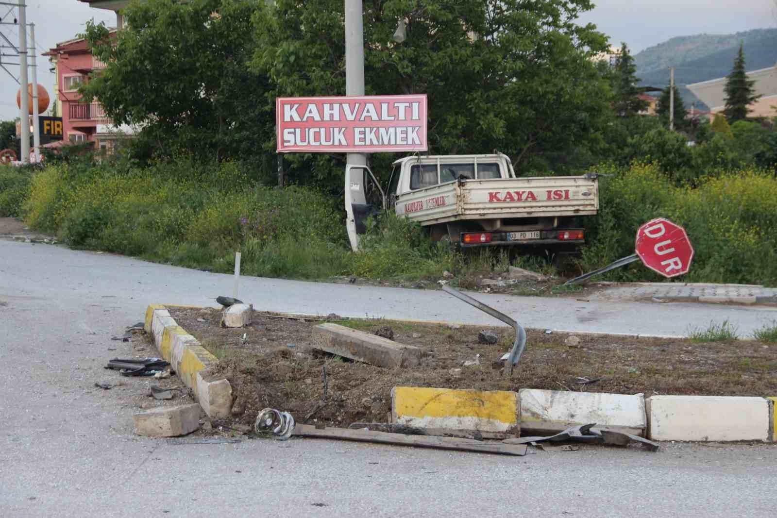 AFYONKARAHİSAR’DA KAMYONET İLE OTOMOBİLİN ÇARPIŞTIĞI KAZADA 1 KİŞİ ÖLDÜ, 4