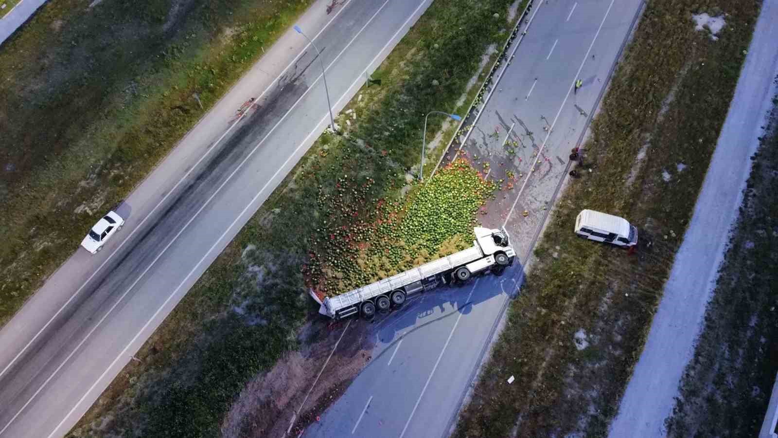 AFYONKARAHİSAR’DA KONTROLDEN ÇIKAN KARPUZ YÜKLÜ TIRIN YOL ORTASINA DEVRİLDİĞİ KAZADA