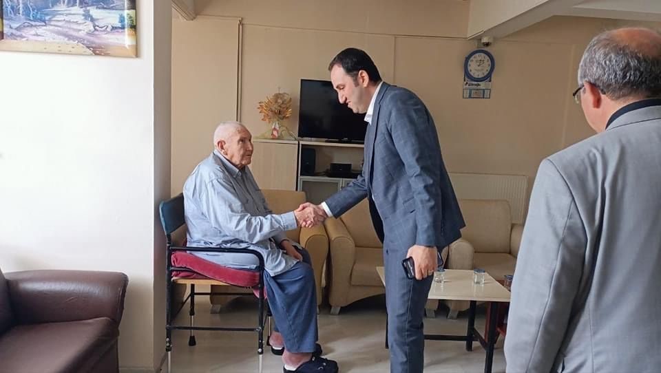 BOLVADİN KAYMAKAMI TANER BOLAT VE BERABERİNDEKİLER HUZUREVİNDE YAŞAYAN YAŞLILARI ZİYARET