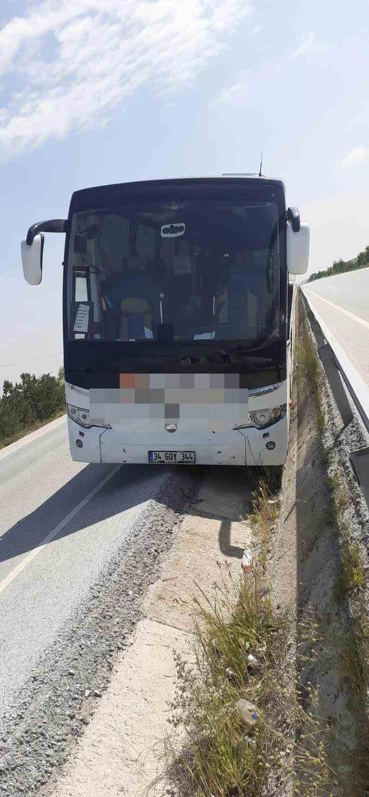 AFYONKARAHİSARA’DA KONTROLDEN ÇIKAN YOLCU OTOBÜSÜ REFÜJE GİRİP BARİYERLERE ÇARPARAK DURABİLDİ.