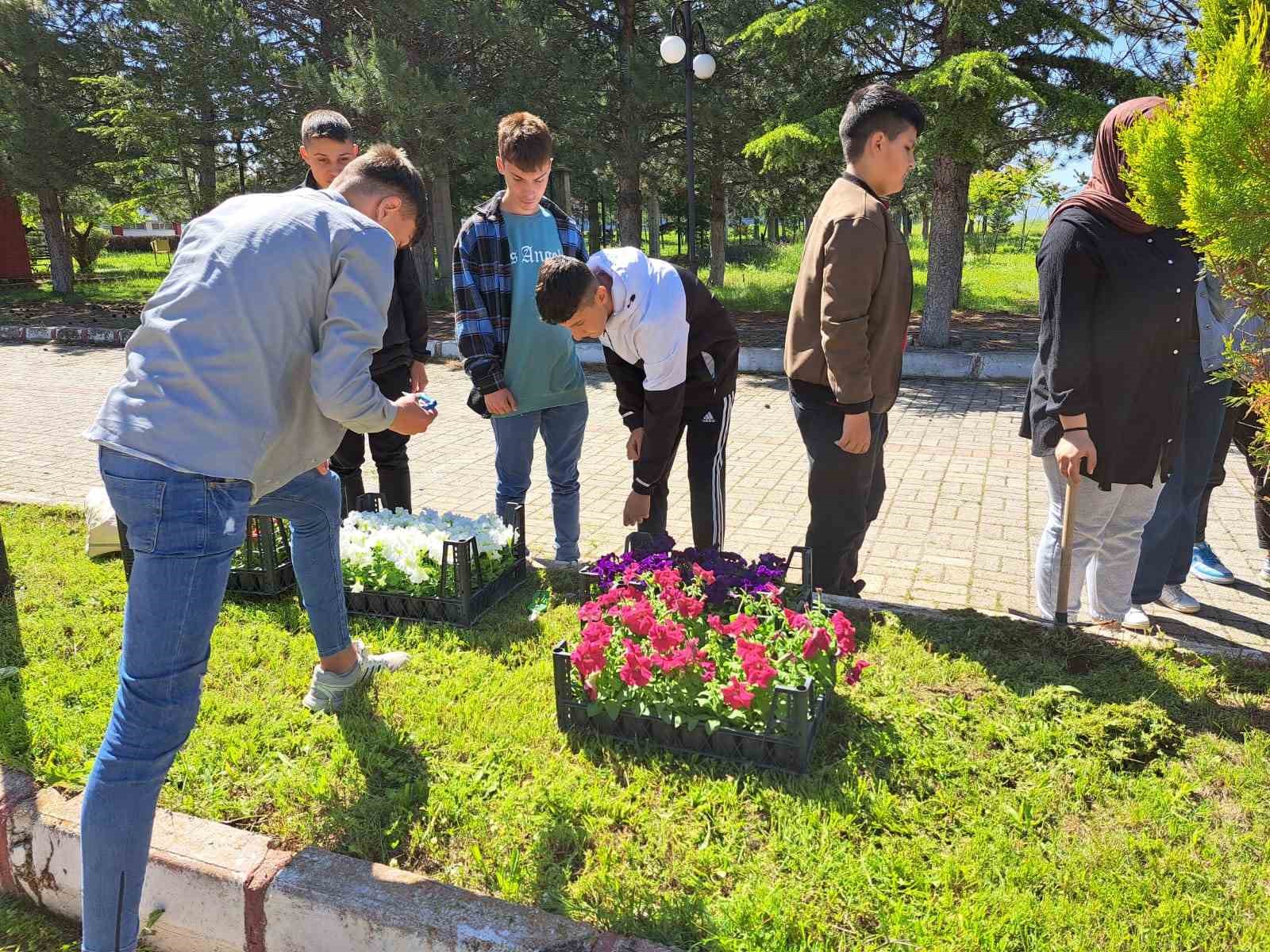 AFYONKARAHİSAR SANDIKLI HİSAR MESLEKİ TEKNİK VE ANADOLU LİSESİ ÖĞRENCİLERİ, ÖĞRETMENLERİ