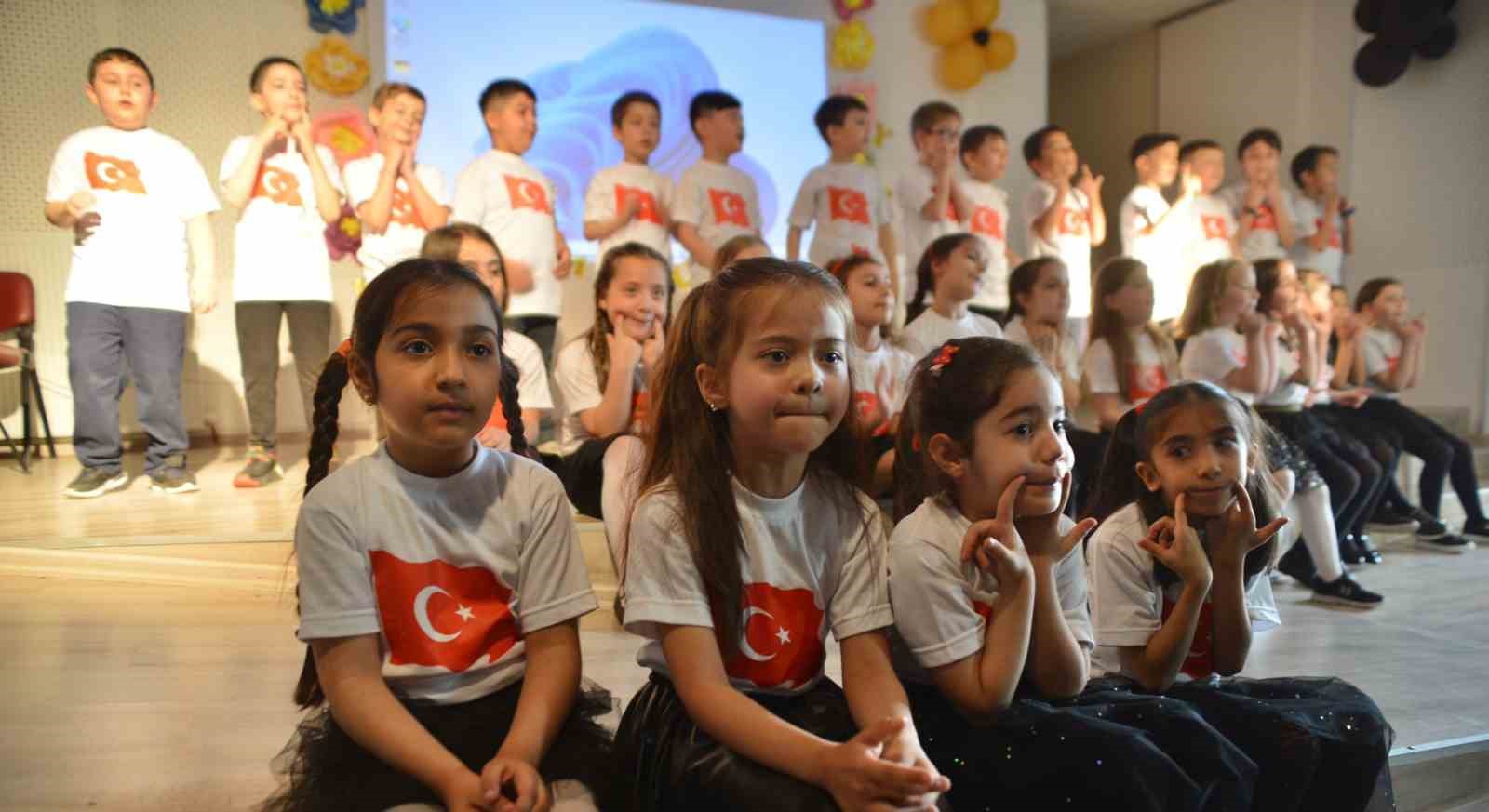 ATATÜRK İLKOKULU 1-İ SINIFI, YIL SONU GÖSTERİLERİ İLE VELİLERDEN ALKIŞ