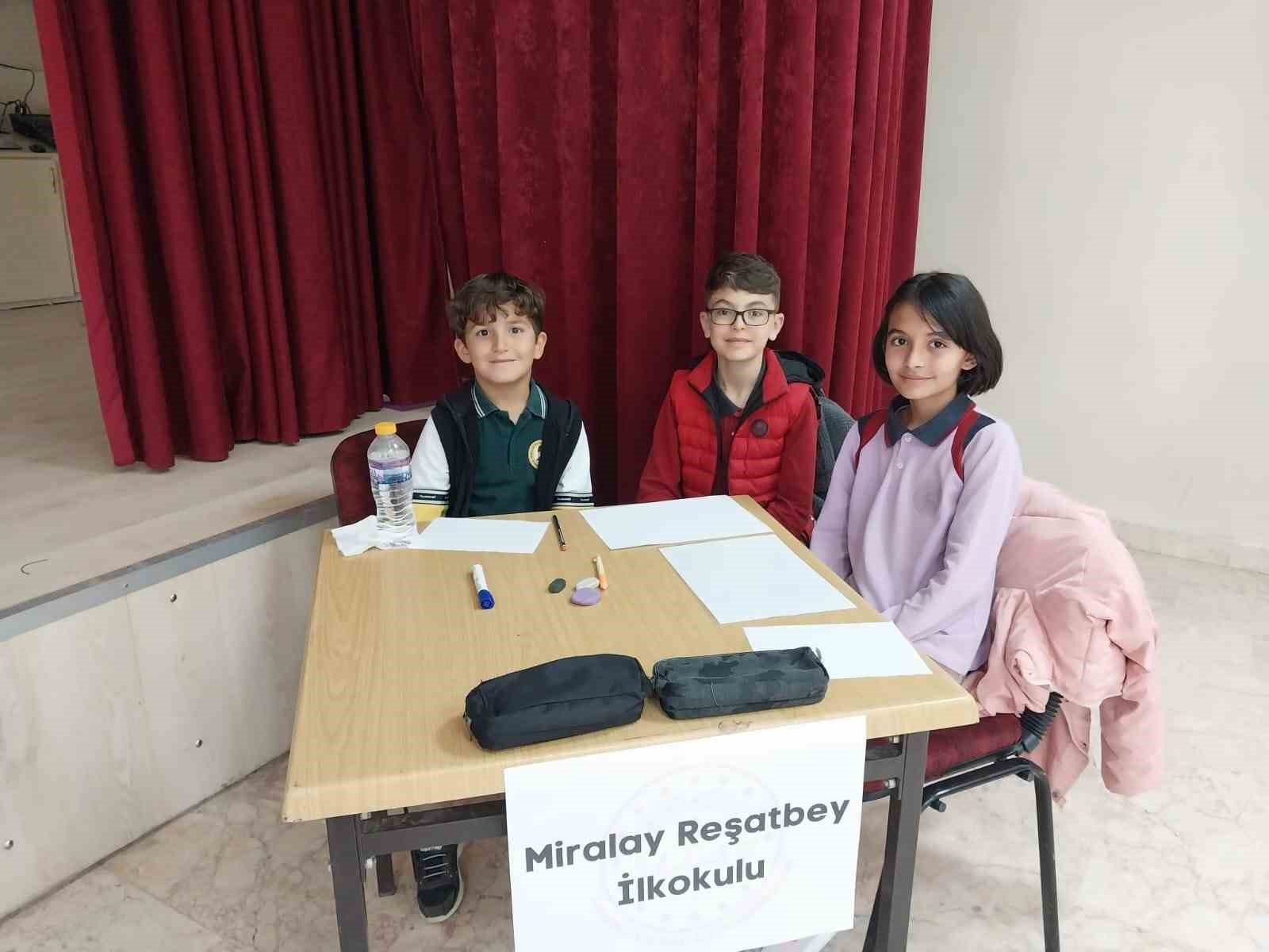 AFYONKARAHİSAR’IN SANDIKLI İLÇESİNDE İLKOKULLAR ARASINDA YAPILAN BİLGİ YARIŞMASINDA BİRİNCİLİK İPİNİ