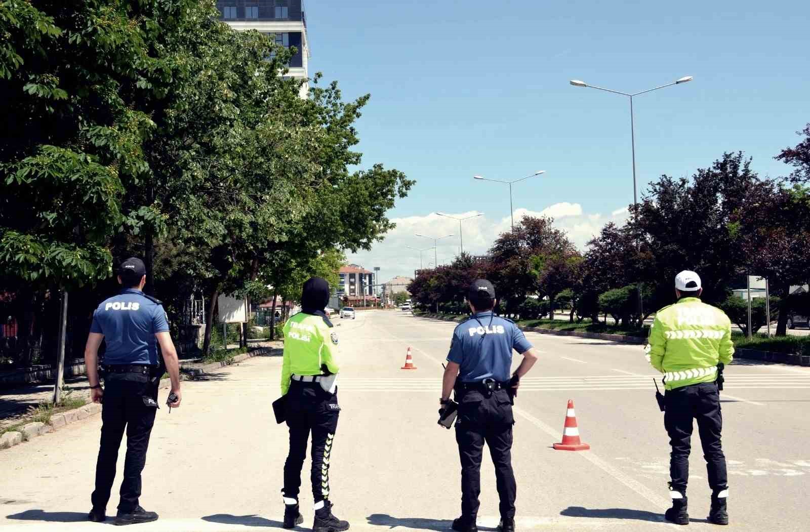 AFYONKARAHİSAR’DA POLİS TARAFINDAN MOTOSİKLET, TRAKTÖR VE SERVİS ARAÇLARINA YÖNELİK DENETİM