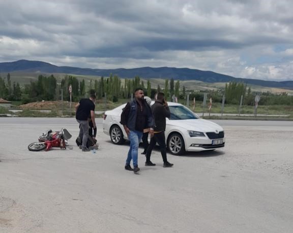 AFYONKARAHİSAR’DA OTOMOBİLİN ÇARPTIĞI MOTOSİKLET SÜRÜCÜSÜ AĞIR YARALANDI.