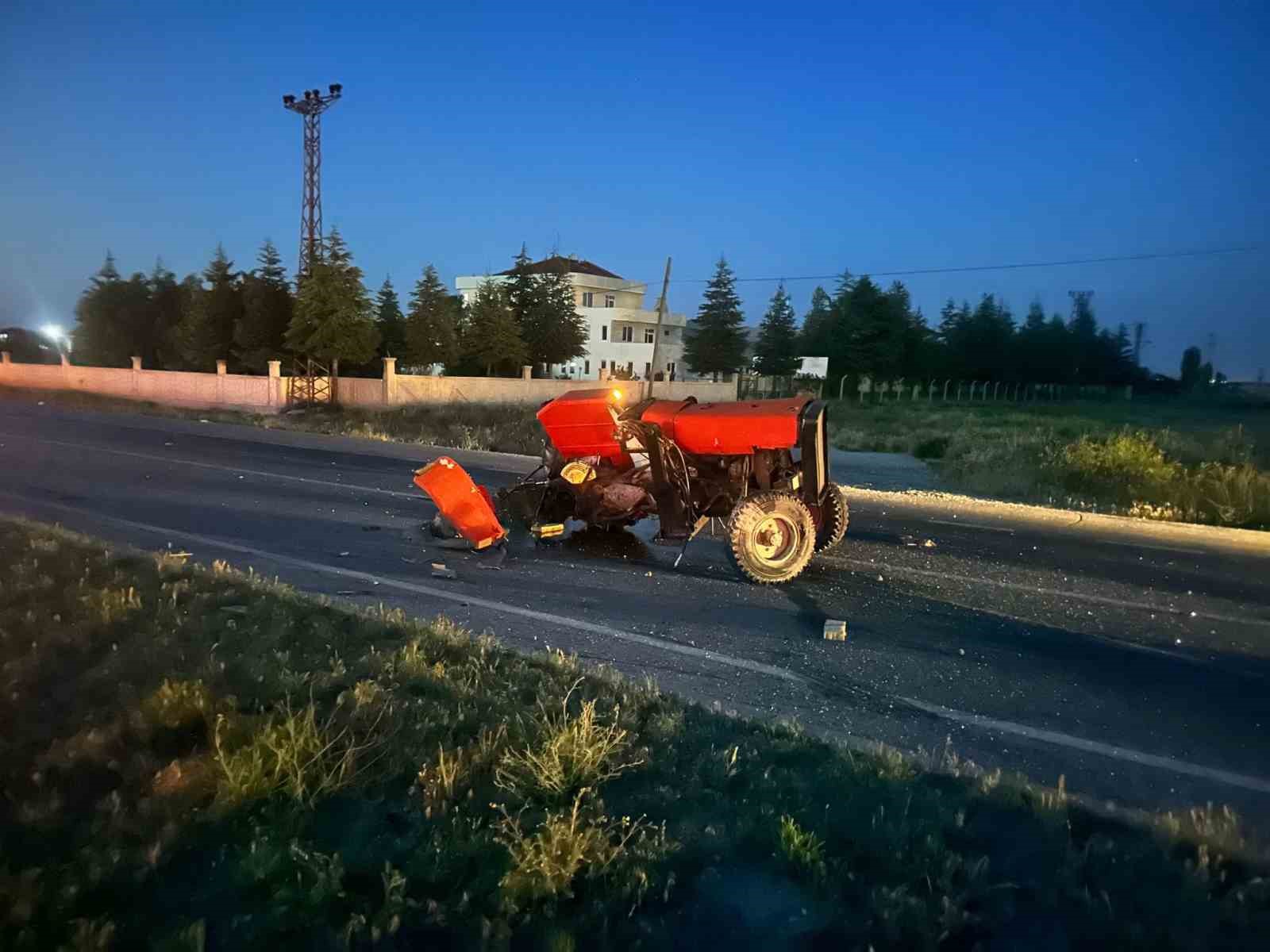 AFYONKARAHİSAR'DA OTOMOBİLİN ÇARPTIĞI TRAKTÖR 3 PARÇAYA BÖLÜNÜRKEN, KAZADA İKİ KİŞİ