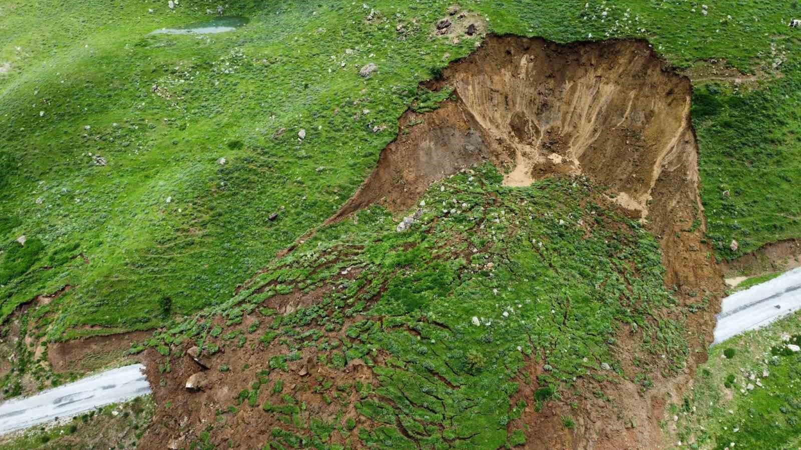 AFYONKARAHİSAR’DA AŞIRI YAĞMURA BAĞLI OLARAK OLUŞAN HEYELANDA YAYLA YOLU ÇÖKTÜ.