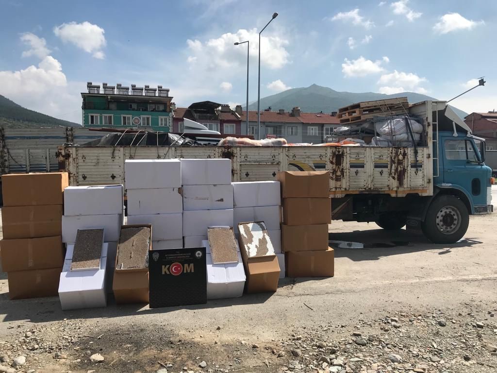 AFYONKARAHİSAR’DA POLİS TARAFINDAN DURDURULAN BİR KAMYONDA YAPILAN ARAMADA 500 BİN