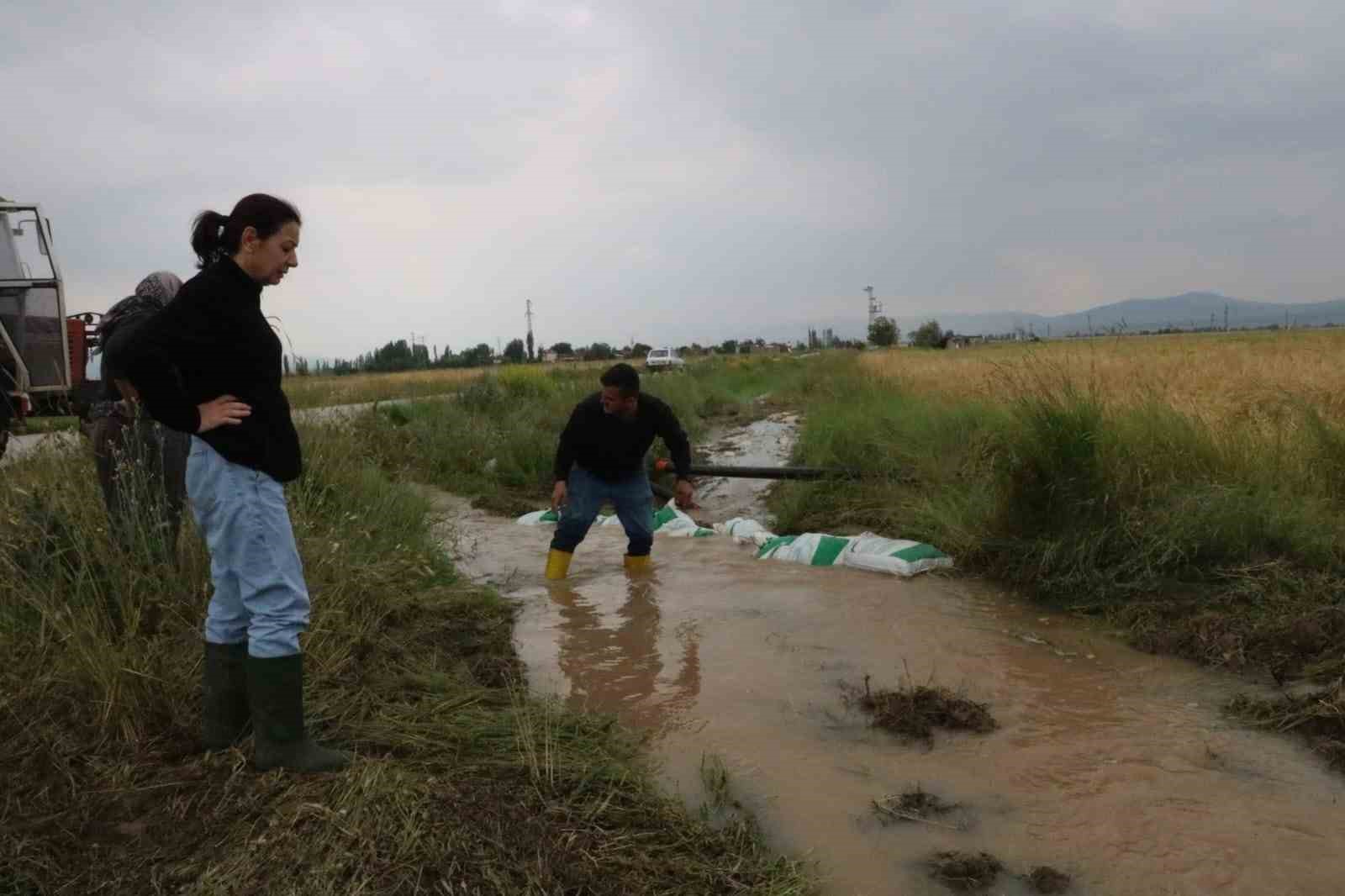 AFYONKARAHİSAR’IN SANDIKLI İLÇESİNDE ETKİLİ OLAN SAĞANAK YAĞIŞ NEDENİ İLE DERELERİN