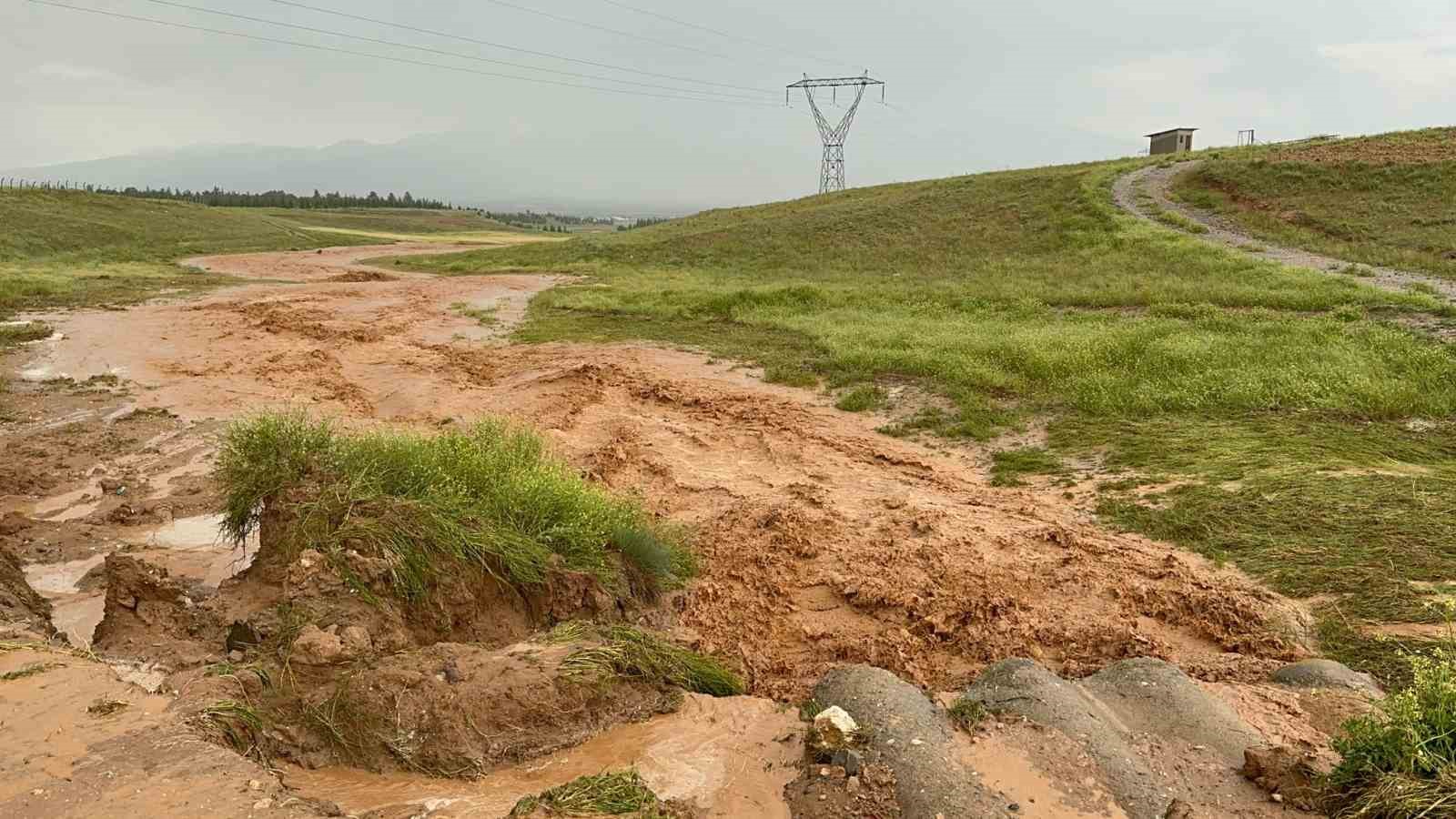 AFYONKARAHİSAR'DA SEL BASKINI YAŞANAN BİR KÖYDE SEL SULARININ YÜKSEKLİĞİ ZAMAN