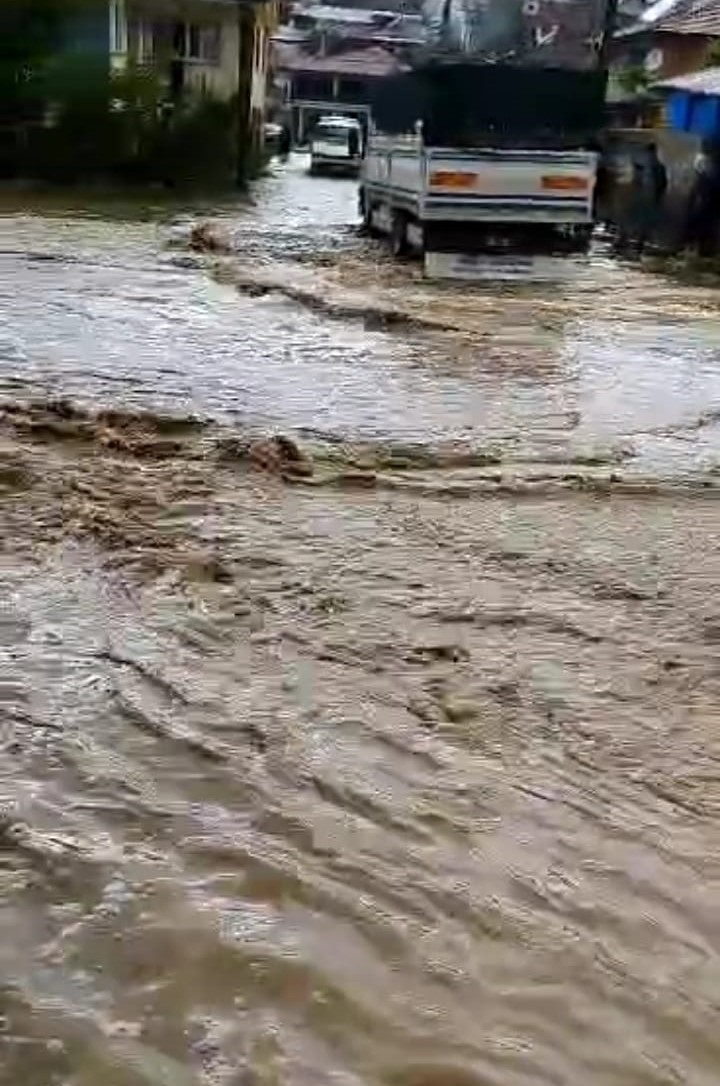 AFYONKARAHİSAR’DA ANİDEN BASTIRAN SAĞANAK YAĞIŞ SONRASI BİR ÇOK KÖYDE SU