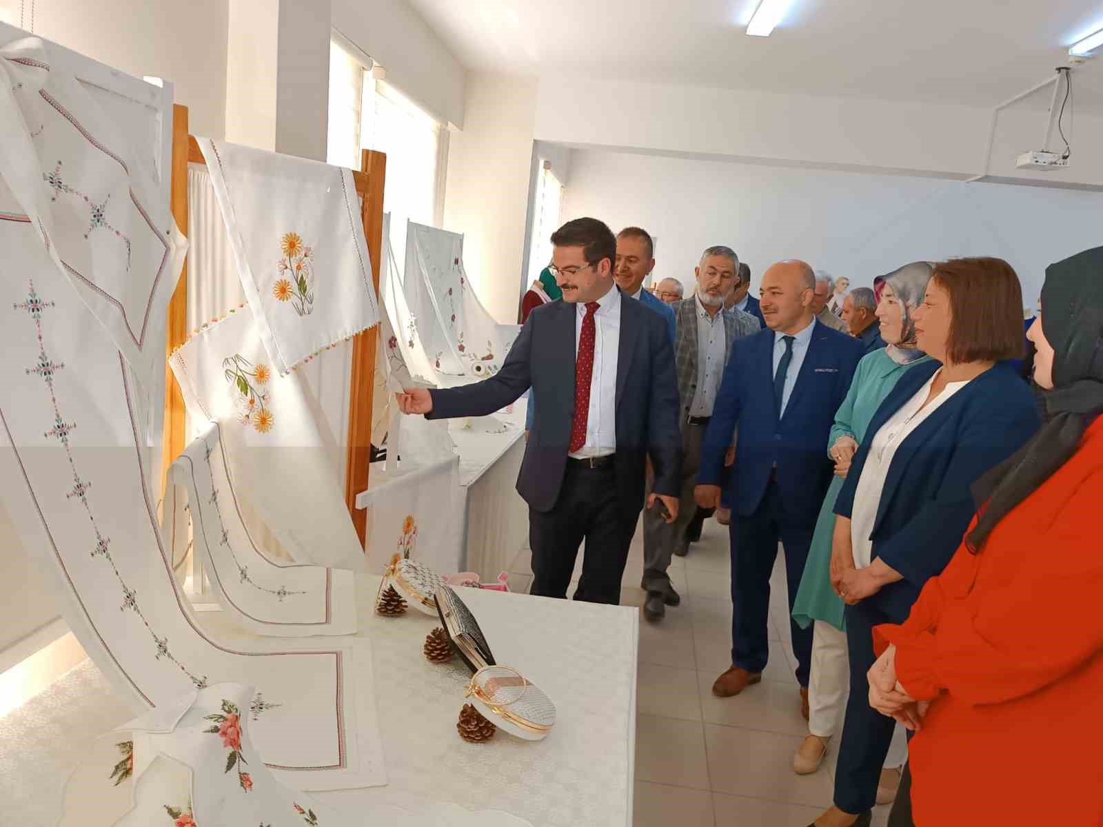 AFYONKARAHİSAR ŞUHUT HALK EĞİTİM MERKEZİ YIL SONU SERGİSİNDE EL EMEĞİ