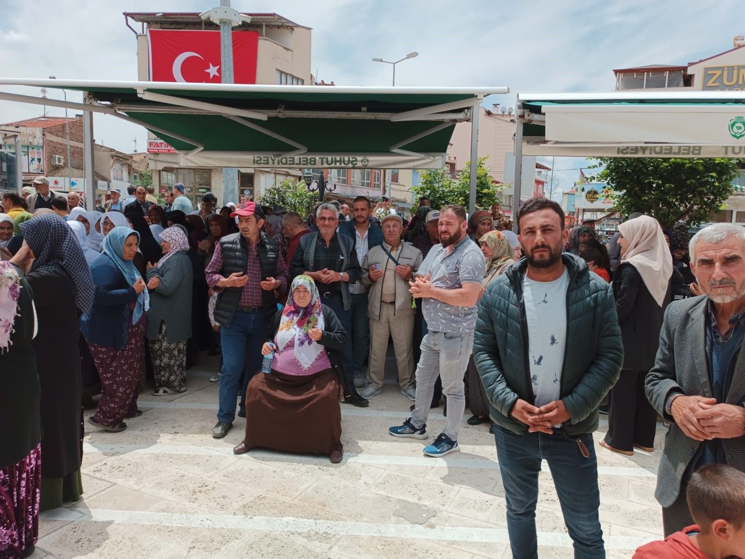 AFYONKARAHİSAR'IN ŞUHUT İLÇESİNDE HAC İBADETİNİ YAPMAK İÇİN KUTSAL TOPRAKLARA GİDECEK