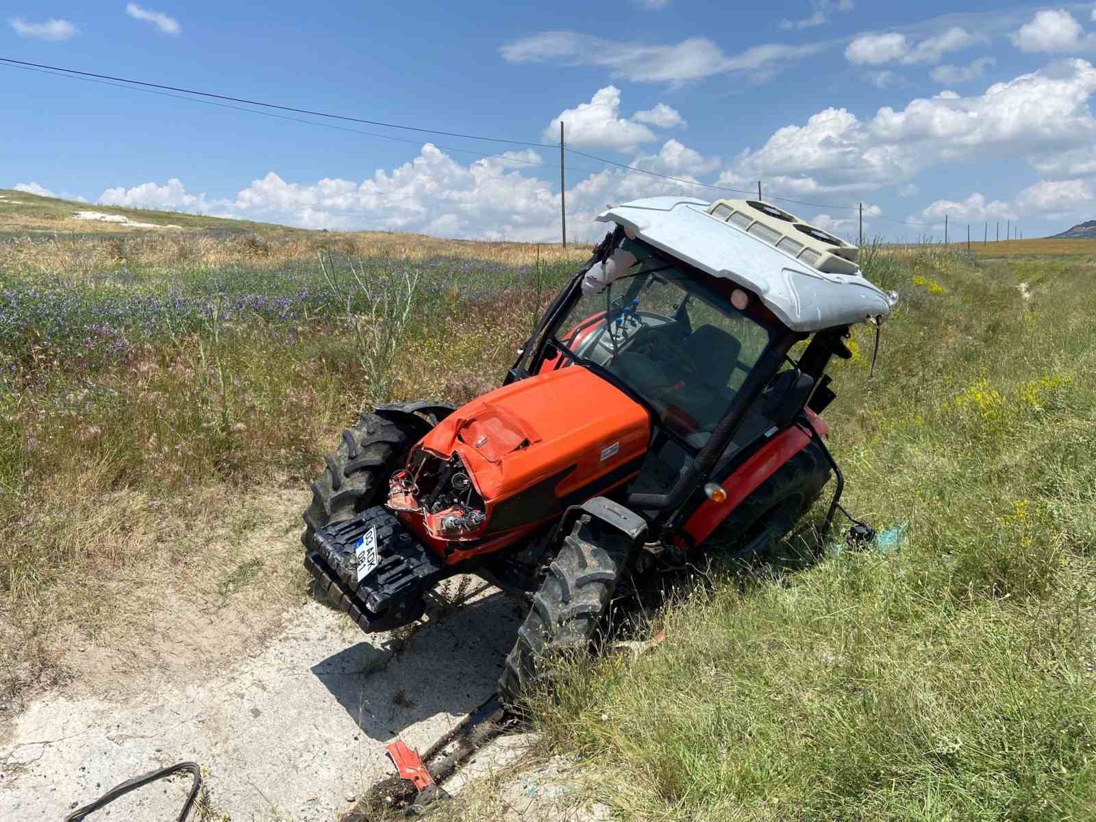 AFYONKARAHİSAR’DA KONTROLDEN ÇIKARAK SULAMA KANALINA GİREN TRAKTÖRDE 2 KİŞİ YARALANDI.