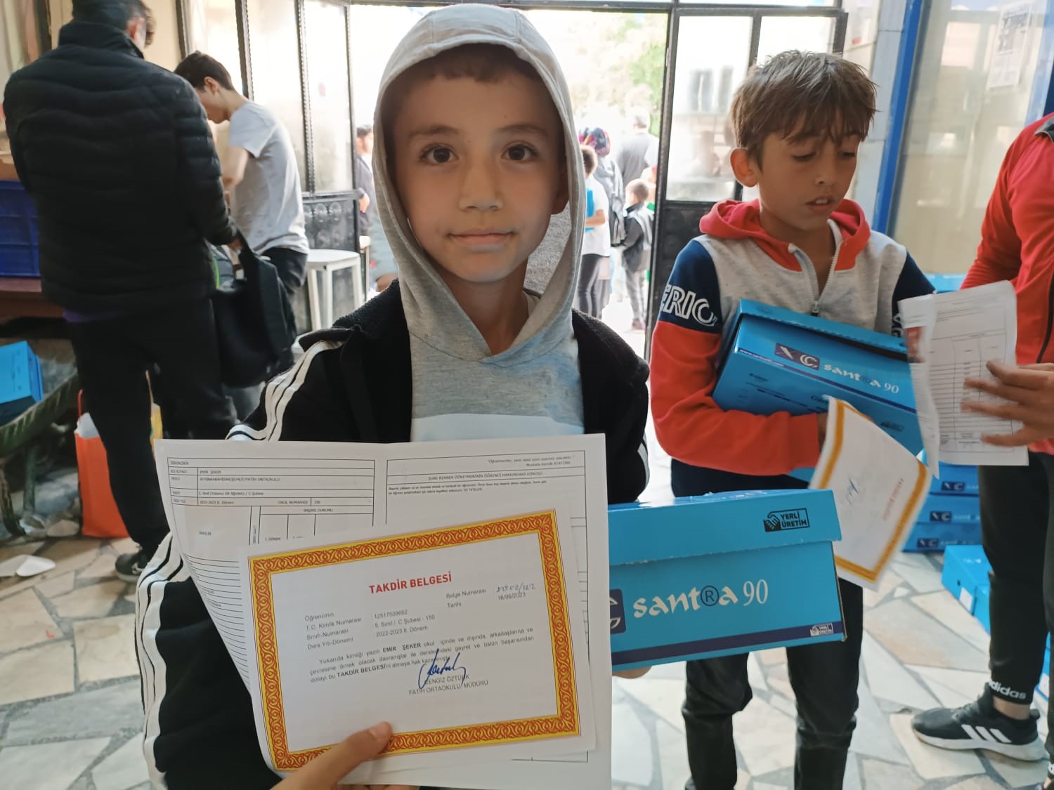 AFYONKARAHİSAR’DA HAYIR SEVER BİR İŞ İNSANI TAKDİR BELGESİNİ GETİREN ÖĞRENCİLERE