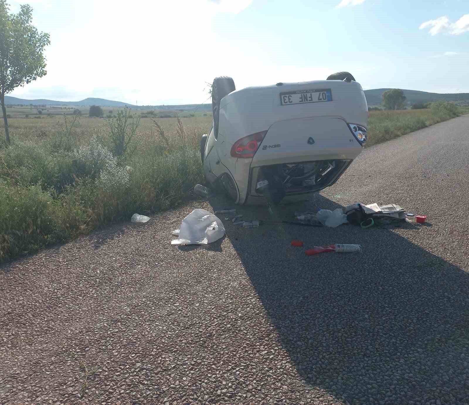 AFYONKARAHİSAR’DA TAKLA ATAN OTOMOBİLİN SÜRÜCÜSÜ EMNİYET KEMERİNİN TAKILI OLMASI SEBEBİYLE