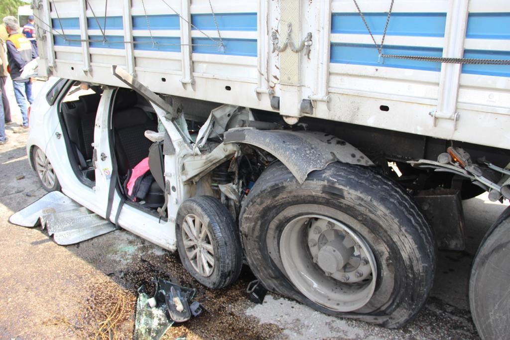 AFYONKARAHİSAR-UŞAK KARAYOLUNDA MEYDANA GELEN KAZADA, SÜRÜCÜ ANNE VE 8 YAŞINDAKİ