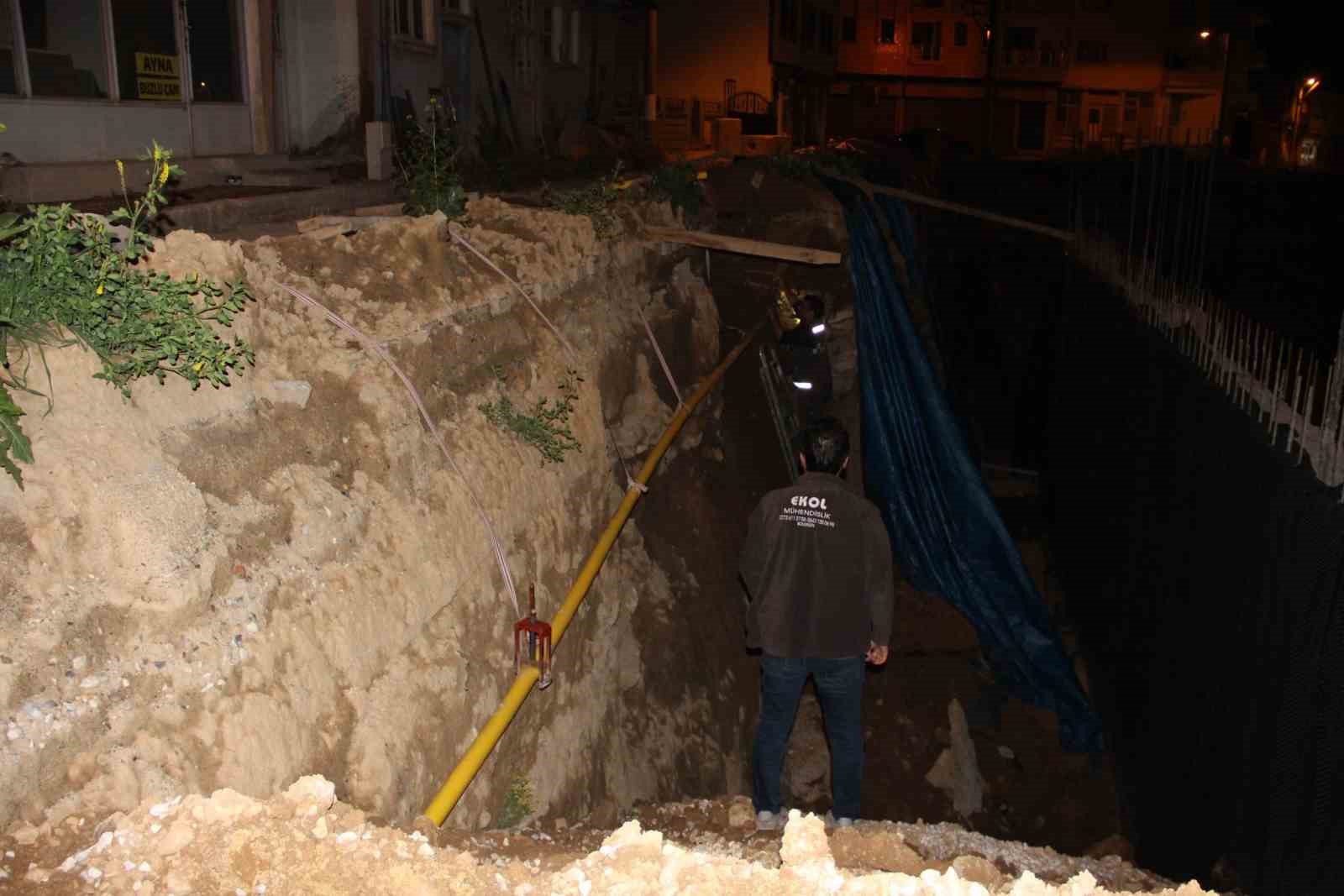 AFYONKARAHİSAR’DA DEVAM EDEN BİR İNŞAATTA YAŞANAN TOPRAK KAYMASI SONUCU ANA