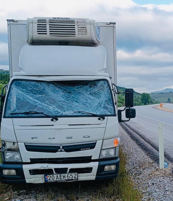 AFYONKARAHİSAR’DA KONTROLDEN ÇIKARAK TRAFİK UYARI TABELASINA ÇARPAN KAMYONET SÜRÜCÜSÜ YARALANDI.