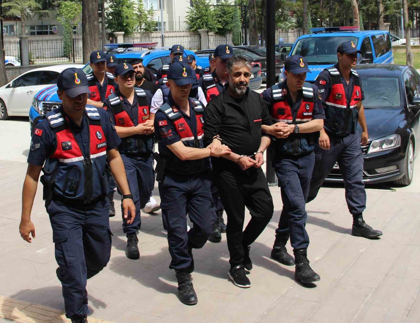 AFYONKARAHİSAR’DA GERÇEKLEŞTİRİLEN UYUŞTURUCU OPERASYONUNDA 4 KİŞİ GÖZALTINA ALINDI. YAKALANA ŞAHISLARDAN