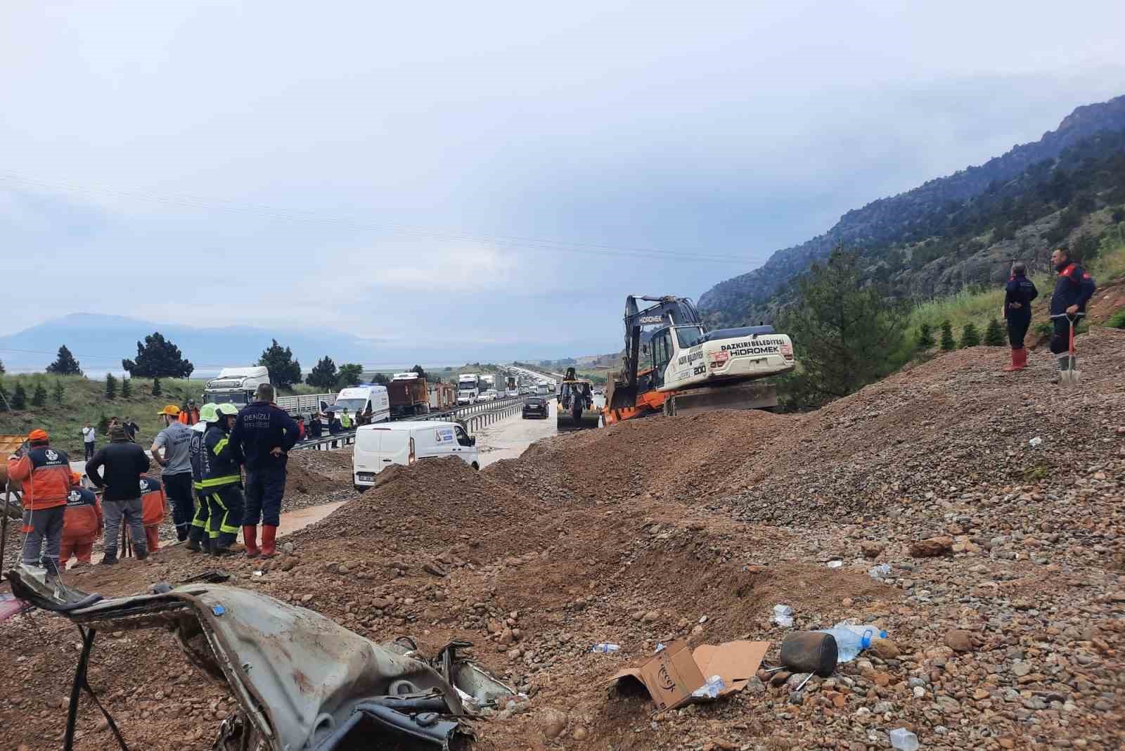AFYONKARAHİSAR VALİSİ KÜBRA GÜRAN YİĞİTBAŞI, AFYONKARAHİSAR-DENİZLİ KARA YOLU ÜZERİNDE MEYDANA
