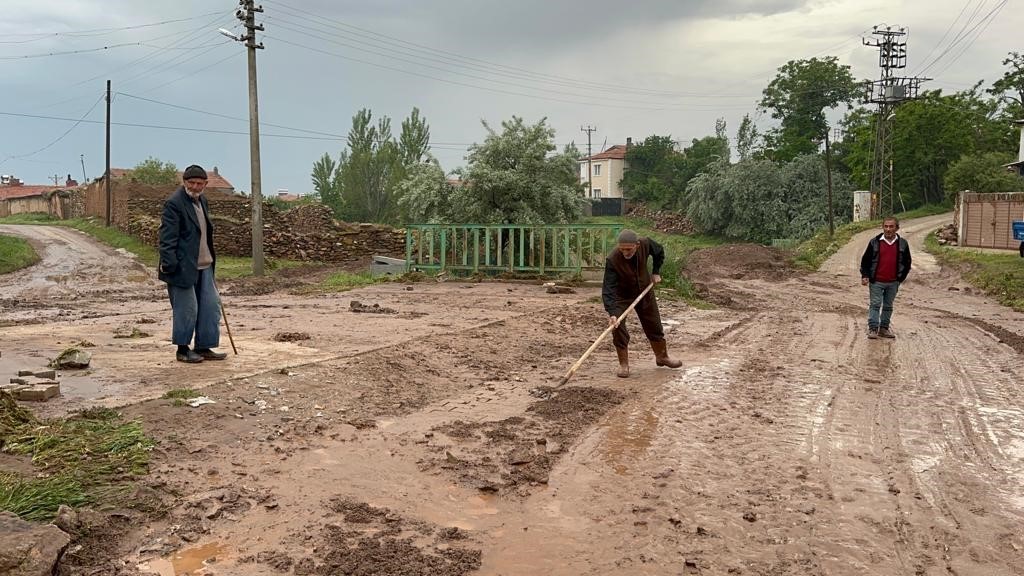 AFYONKARAHİSAR VALİSİ DOÇ. DR. KÜBRA GÜRAN YİĞİTBAŞI, SEL BASKINLARININ YAŞANDIĞI