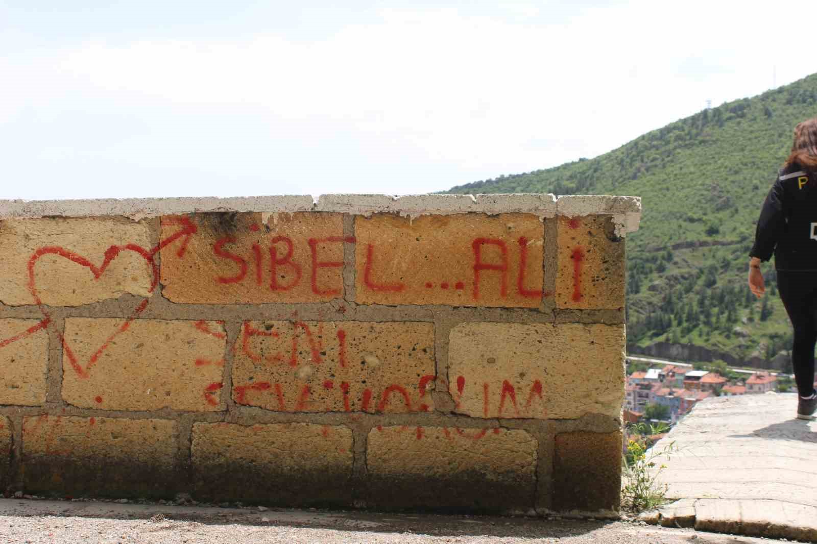 226 METRE YÜKSEKLİKLE TÜRKİYE’NİN ENDER YAPILARINDAN BİRİSİ OLAN TARİHİ KARAHİSAR