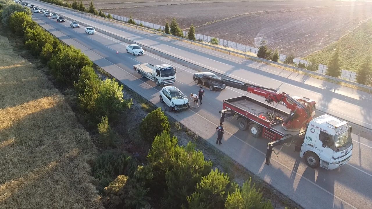 AFYONKARAHİSAR’DA KONTROLDEN ÇIKARAK YAKLAŞIK 2 METRE YÜKSEKLİKTEKİ ŞARAMPOLE DÜŞEN OTOMOBİLDE
