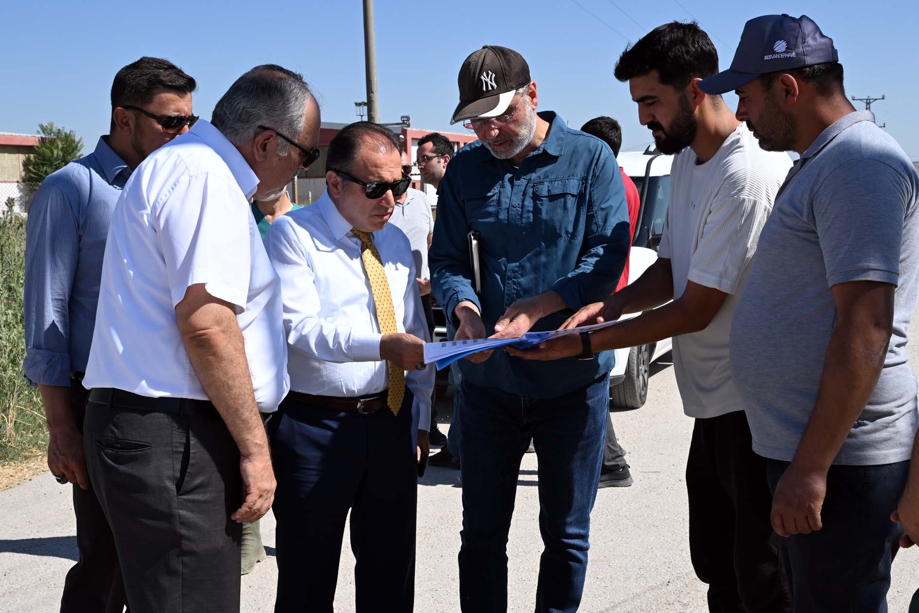   AKÜ Eğitim, Araştırma ve Uygulama Çiftliği’ni inceleyen AKÜ Rektörü